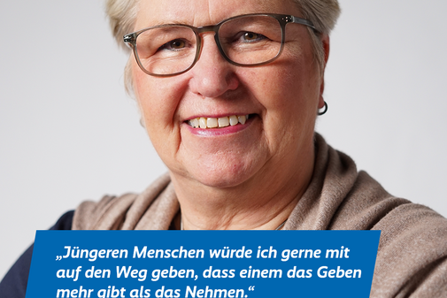 Das Plakatmotiv zeigt am oberen Rand das Logo der Aktion "Alles geht zusammen" und das VdK-Logo, darunter ein gro&szlig;es Portraitfoto von Birgit Ohlhoff und das Zitat &bdquo;J&uuml;ngeren Menschen w&uuml;rde ich gerne mit auf den Weg geben, dass einem das Geben mehr gibt als das Nehmen.&ldquo;