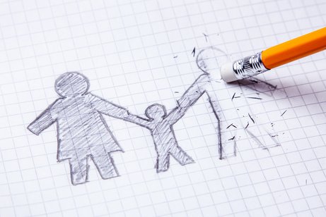 Eine Bleistiftzeichnung einer Familie mit Vater, Mutter und Kind. Der Radiergummi des Bleistifts radiert den Vater aus.