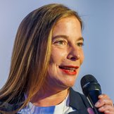 Katarina Peranić spricht in ein Mikrofon