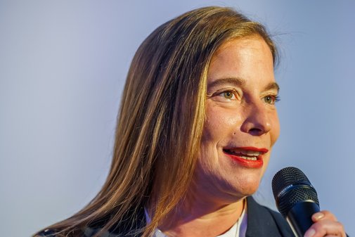 Katarina Peranić spricht in ein Mikrofon