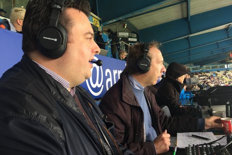 Sehbehindertenreporter im Fußball-Stadion Alexander Friebel und Heinz Schindler im Stadion.
