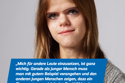 Resi Herold Das Bild zeigt ein Portraitfoto von Resi Herold und das Zitat „Mich für andere Leute einzusetzen, ist ganz wichtig. Gerade als junger Mensch muss man mit gutem Beispiel vorangehen und den anderen jungen Menschen zeigen, dass ein Ehrenamt ganz wichtig ist. Der VdK ist ein toller Verband“. Am oberen Bildrand sind das VdK-Logo und das Logo der Aktion Alles geht zusammen.