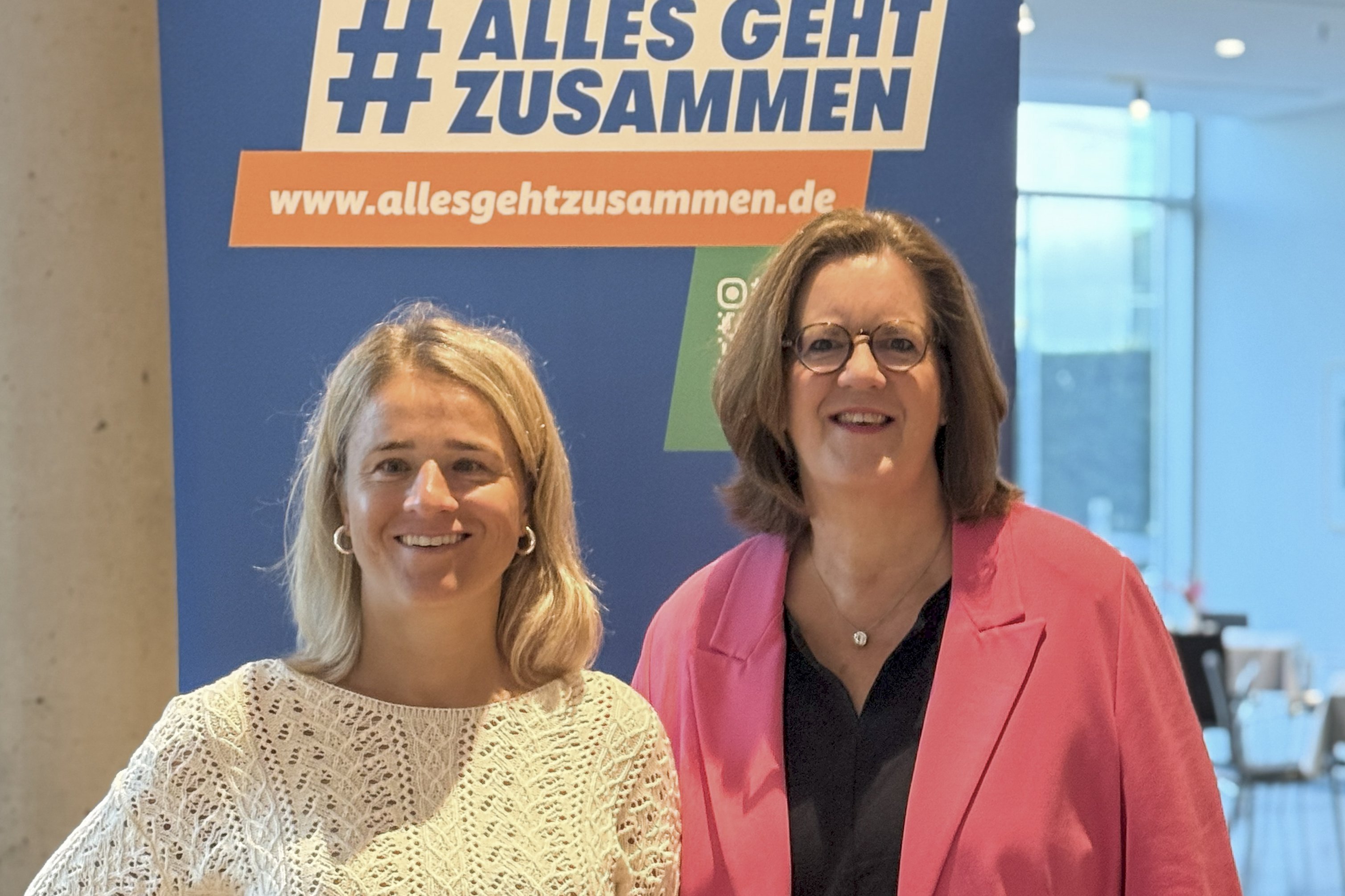Das Foto zeigt Verena Bentele und Kerstin Griese, hinter ihnen steht ein Roll-up der VdK-Aktion "Alles geht zusammen".