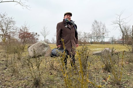Landarzt Dr. Amin Ballouz Dr. Amin Ballouz draußen im Grünen in der Uckermark.