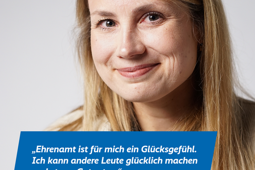 Das Plakatmotiv zeigt am oberen Rand das Logo der Aktion "Alles geht zusammen" und das VdK-Logo, darunter ein gro&szlig;es Portraitfoto von Michaela Kral und das Zitat &bdquo;Ehrenamt ist f&uuml;r mich ein Gl&uuml;cksgef&uuml;hl. Ich kann andere Leute gl&uuml;cklich machen und etwas Gutes tun.&ldquo;