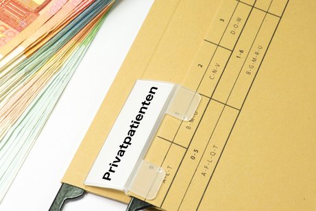 Eine Akte mit einem Schild "Privatversichert"