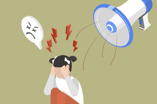 Symbolgrafik für Reizüberflutung bei Kindern: Die Illustration zeigt ein kleines Mädchen, das am Boden hockt und sich die Ohren zuhält. Über ihr schwebt ein Megafon als Symbol für Lärm. Das Mädchen hat eine Sprechblase über ihrem Kopf mit einem wütenden Smiley darin. 