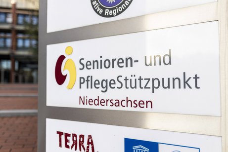 Senioren- und Pflegestützpunkt Niedersachsen Symbolfoto: Schild "Senioren- und Pflegestützpunkt Niedersachsen" vor dem Kreishaus in Osnabrück.