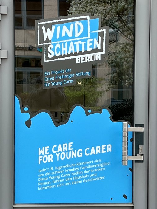Windschatten Berlin Blick auf die Tür des Gebäudes des Projekts Windschatten in Berlin