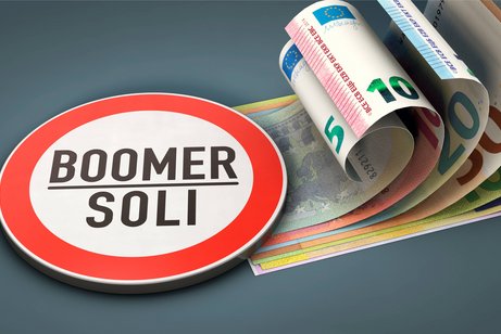 Boomer-Soli Sich aufrollende Euro-Scheine und ein Verkehrsschild, auf dem "Boomer-Soli" steht.