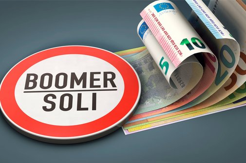 Sich aufrollende Euro-Scheine und ein Verkehrsschild, auf dem "Boomer-Soli" steht.