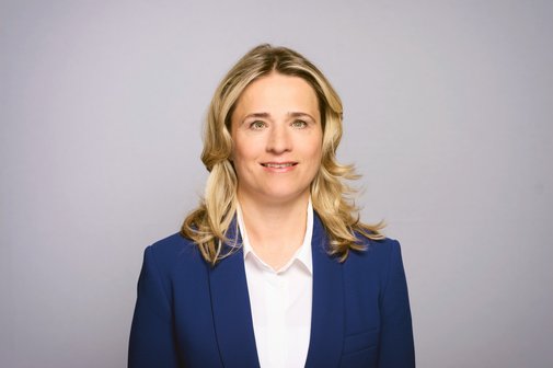 Verena Bentele Das Portraitfoto zeigt Verena Bentele, sie trägt eine weiße Bluse und einen dunkelblauen Blazer