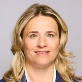 Das Portraitfoto zeigt Verena Bentele, sie tr&auml;gt eine wei&szlig;e Bluse und einen dunkelblauen Blazer