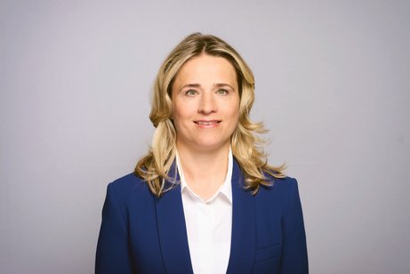 Verena Bentele Das Portraitfoto zeigt Verena Bentele, sie trägt eine weiße Bluse und einen dunkelblauen Blazer