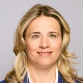 Das Portraitfoto zeigt Verena Bentele, sie tr&auml;gt eine wei&szlig;e Bluse und einen dunkelblauen Blazer