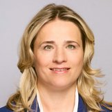 Das Portraitfoto zeigt Verena Bentele, sie tr&auml;gt eine wei&szlig;e Bluse und einen dunkelblauen Blazer