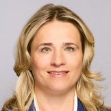 Das Portraitfoto zeigt Verena Bentele, sie tr&auml;gt eine wei&szlig;e Bluse und einen dunkelblauen Blazer