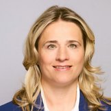 Das Portraitfoto zeigt Verena Bentele, sie tr&auml;gt eine wei&szlig;e Bluse und einen dunkelblauen Blazer