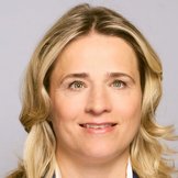 Das Portraitfoto zeigt Verena Bentele, sie tr&auml;gt eine wei&szlig;e Bluse und einen dunkelblauen Blazer