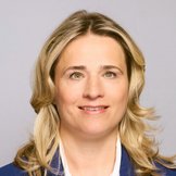 Das Portraitfoto zeigt Verena Bentele, sie tr&auml;gt eine wei&szlig;e Bluse und einen dunkelblauen Blazer