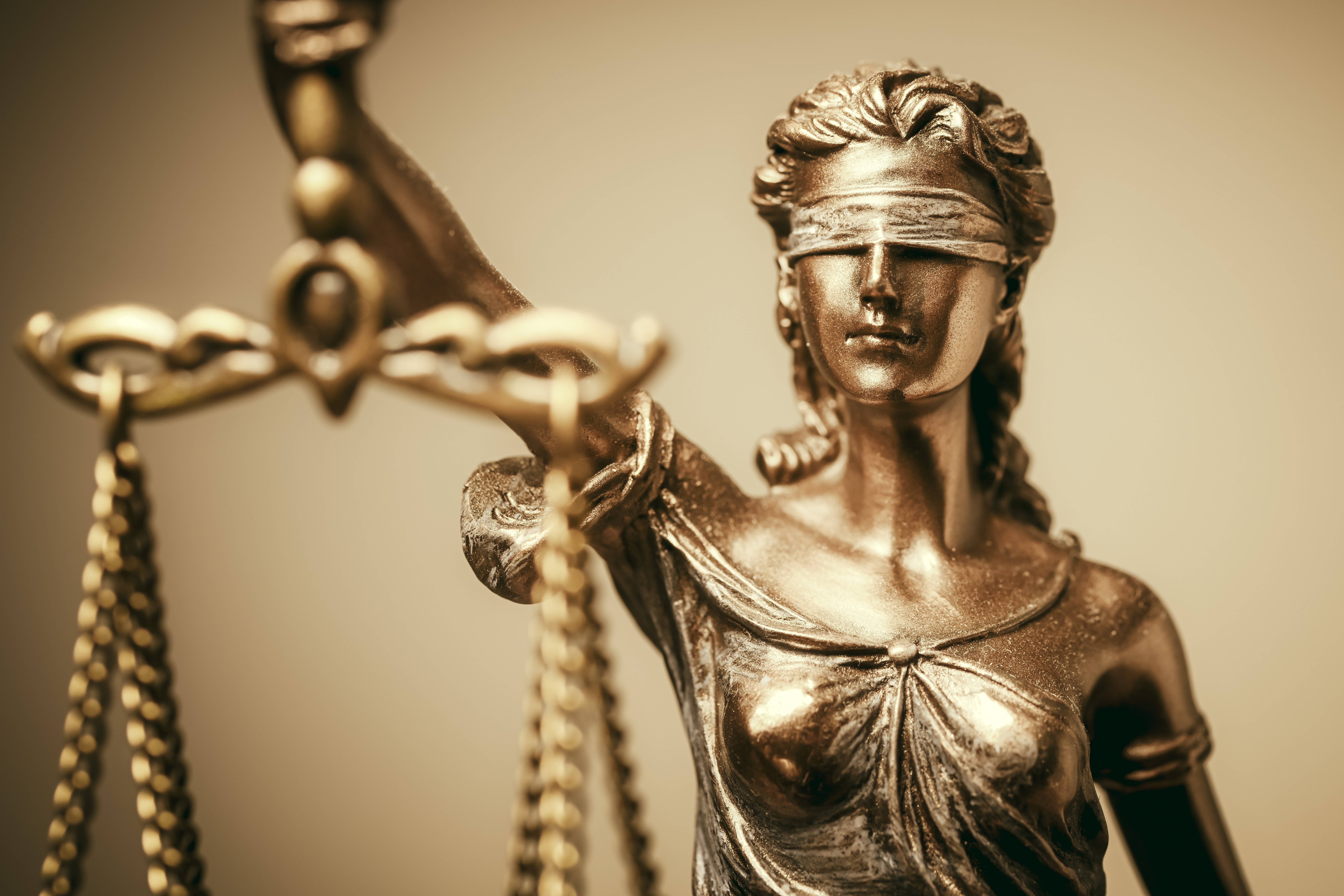 Goldene Statue der Justitia