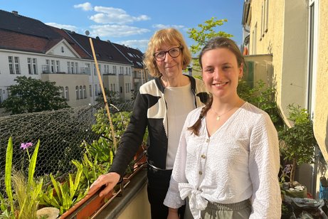 Wohngemeinschaft von Jung und Alt in Berlin Cornelia Stauß und Beate Meißner stehen nebeneinander auf dem begrünten Balkon der Berliner Wohnung.