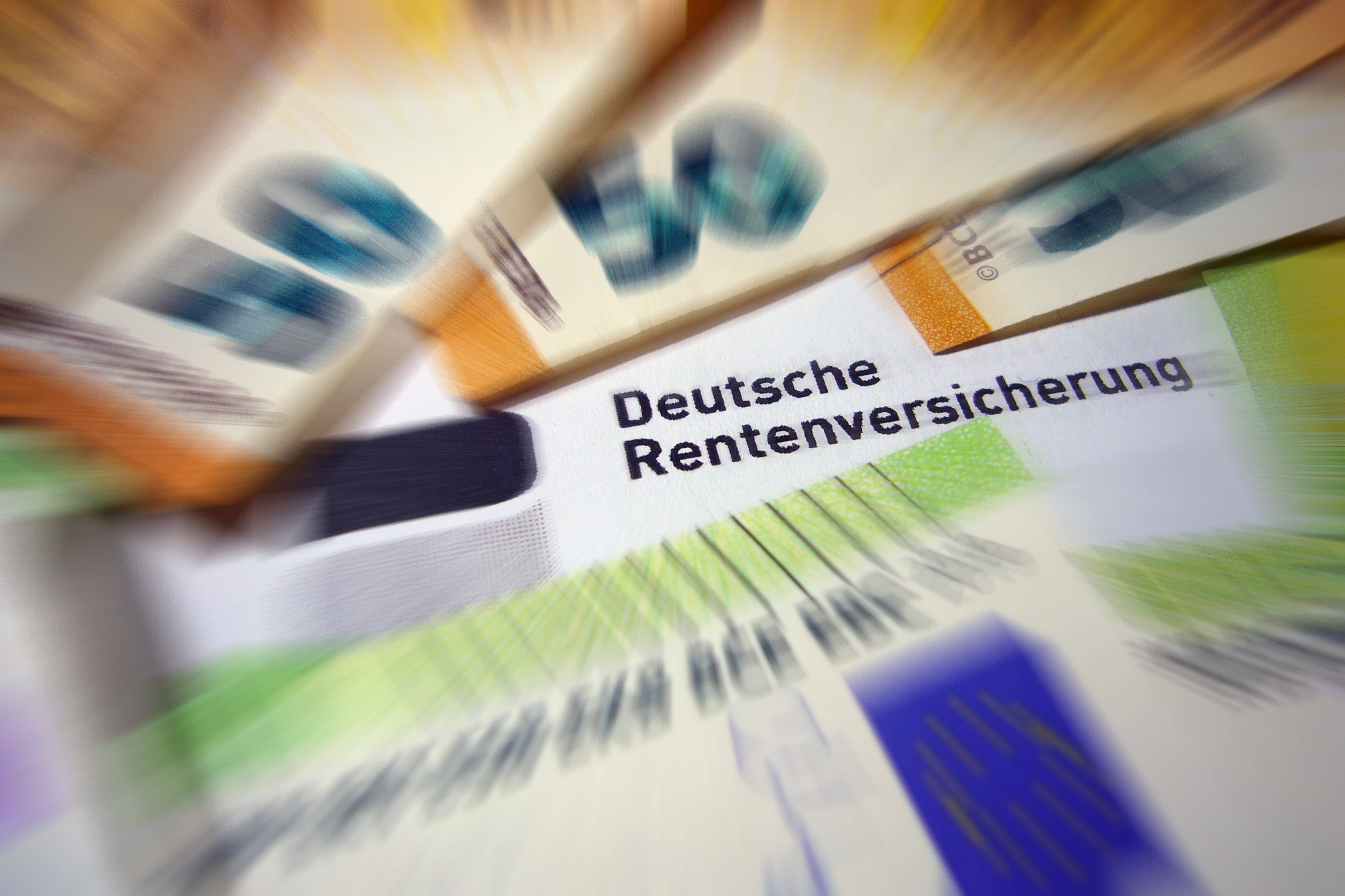Geld und Brief der Rentenversicherung Geldscheine liegen auf einem Rentenbescheid der Deutschen Rentenversicherung