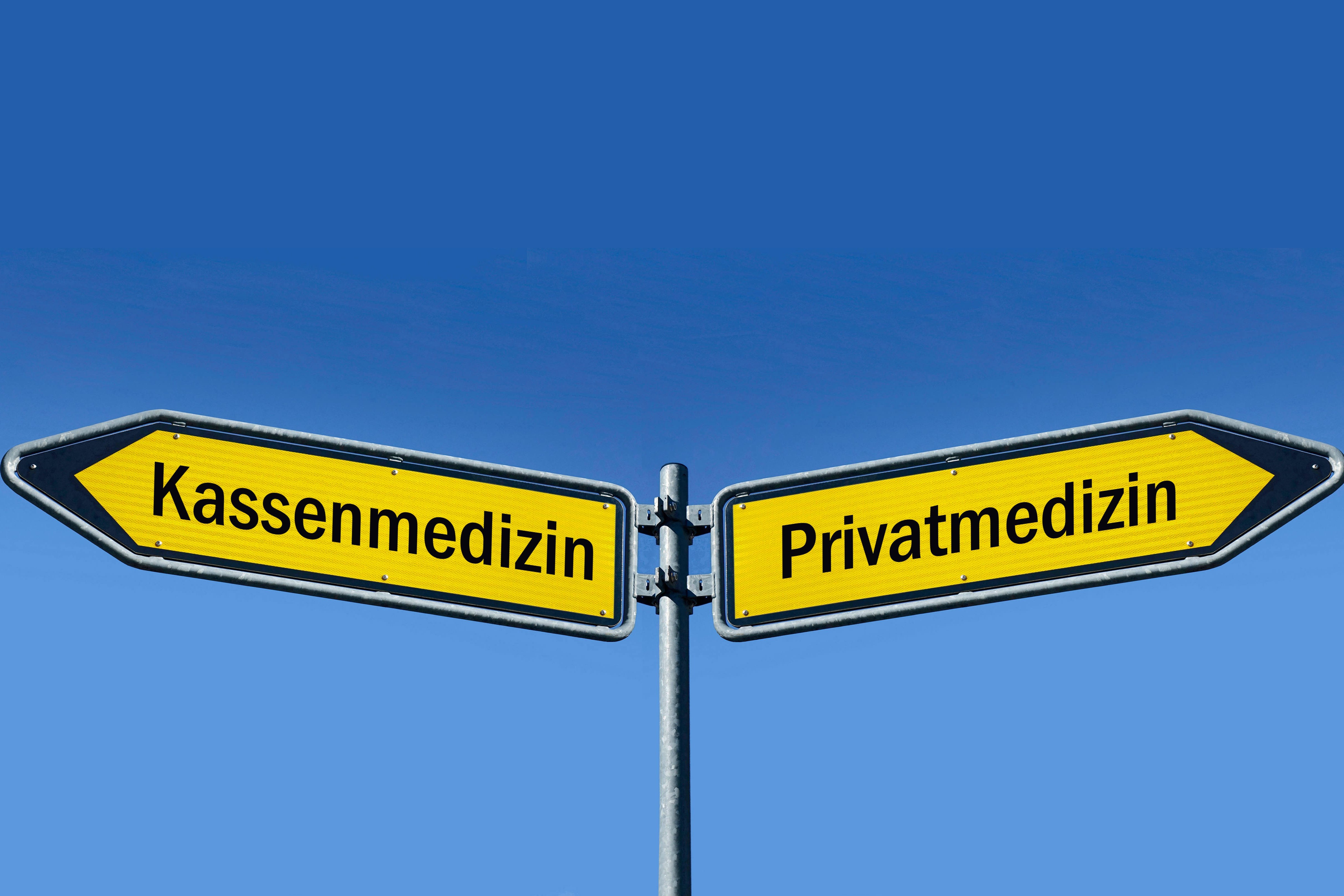 Die Bildmontage zeigt Wegweiser mit der Aufschrift "Kassenmedizin" und "Privatmedizin"