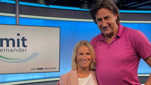 Verena Bentele und Christian Schenk stehen nebeneinander im Aufnahmestudio der VdK-Sendung "Miteinander"