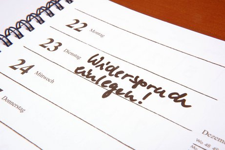 Kalendereintrag Widerspruch einlegen Ein Terminkalender, für einen Tag ist als Eintrag "Widerspruch einlegen!" handschriftlich vermerkt