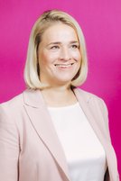 Das Portraitfoto zeigt VdK-Präsidentin Verena Bentele vor einem pinken Hintergrund.