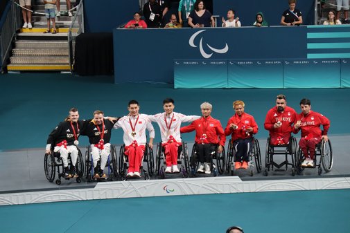 Gruppenfoto der Sieger im Tischtennis, ganz links im Rollstuhl Thomas Schmidberger