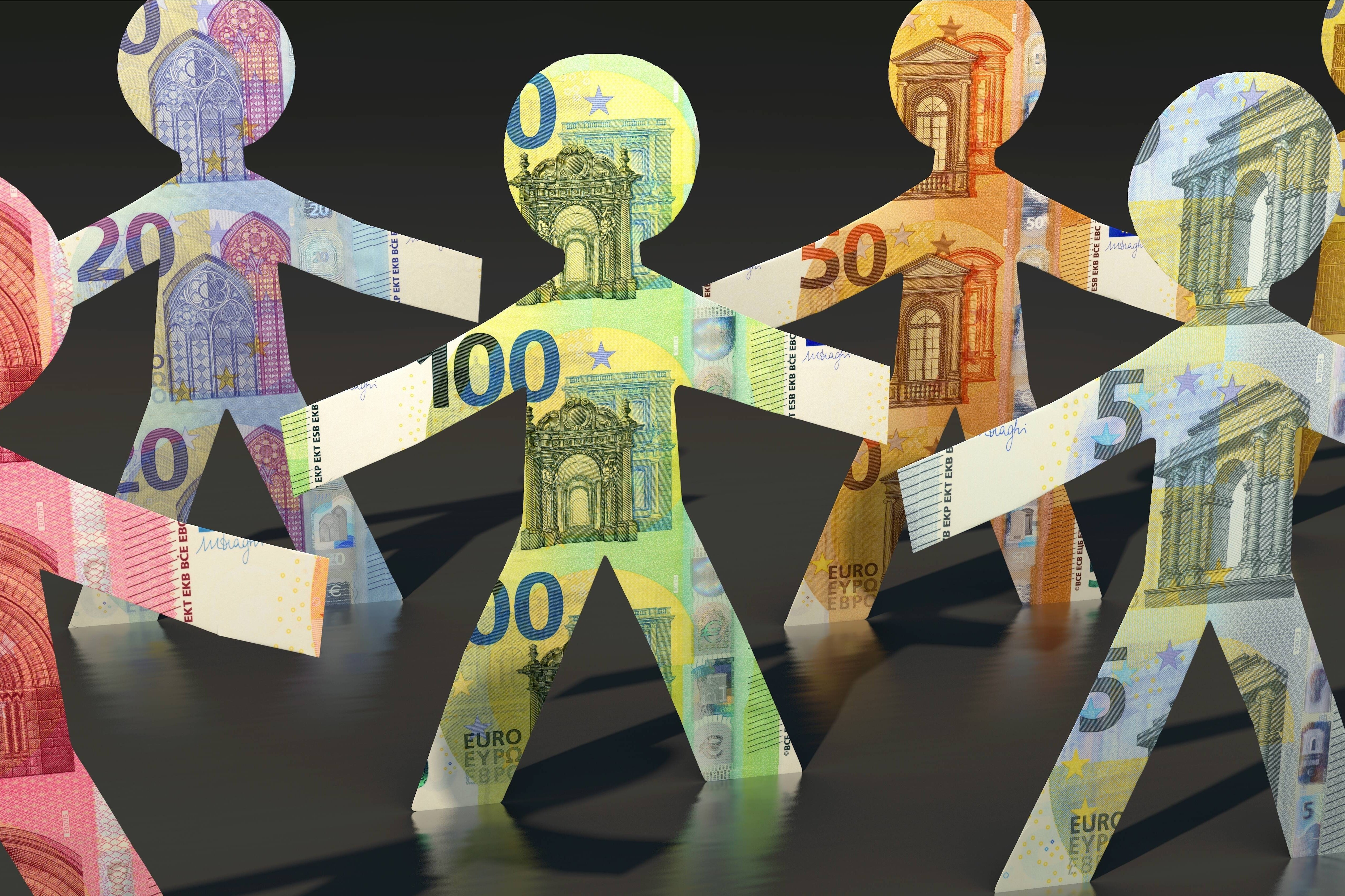 Ungleiche Einkommen Die Collage zeigt Papiermännchen, die aus Geldscheinen ausgeschnitten sind, manche mit hohen Geldbeträgen und manche mit niedrigen