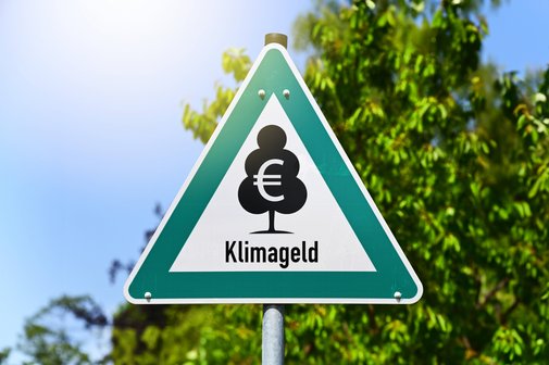 Klimageld Die Bildmontage zeigt ein Verkehrsschild mit einem Baum, einem Euro-Zeichen und der Aufschrift "Klimageld".