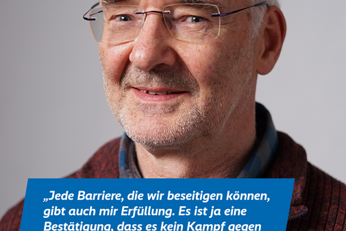Das Plakatmotiv zeigt am oberen Rand das Logo der Aktion "Alles geht zusammen" und das VdK-Logo, darunter ein gro&szlig;es Portraitfoto von Peter Maier und das Zitat &bdquo;Jede Barriere, die wir beseitigen k&ouml;nnen, gibt auch mir Erf&uuml;llung. Es ist ja eine Best&auml;tigung, dass es kein Kampf gegen Windm&uuml;hlen ist.&ldquo;