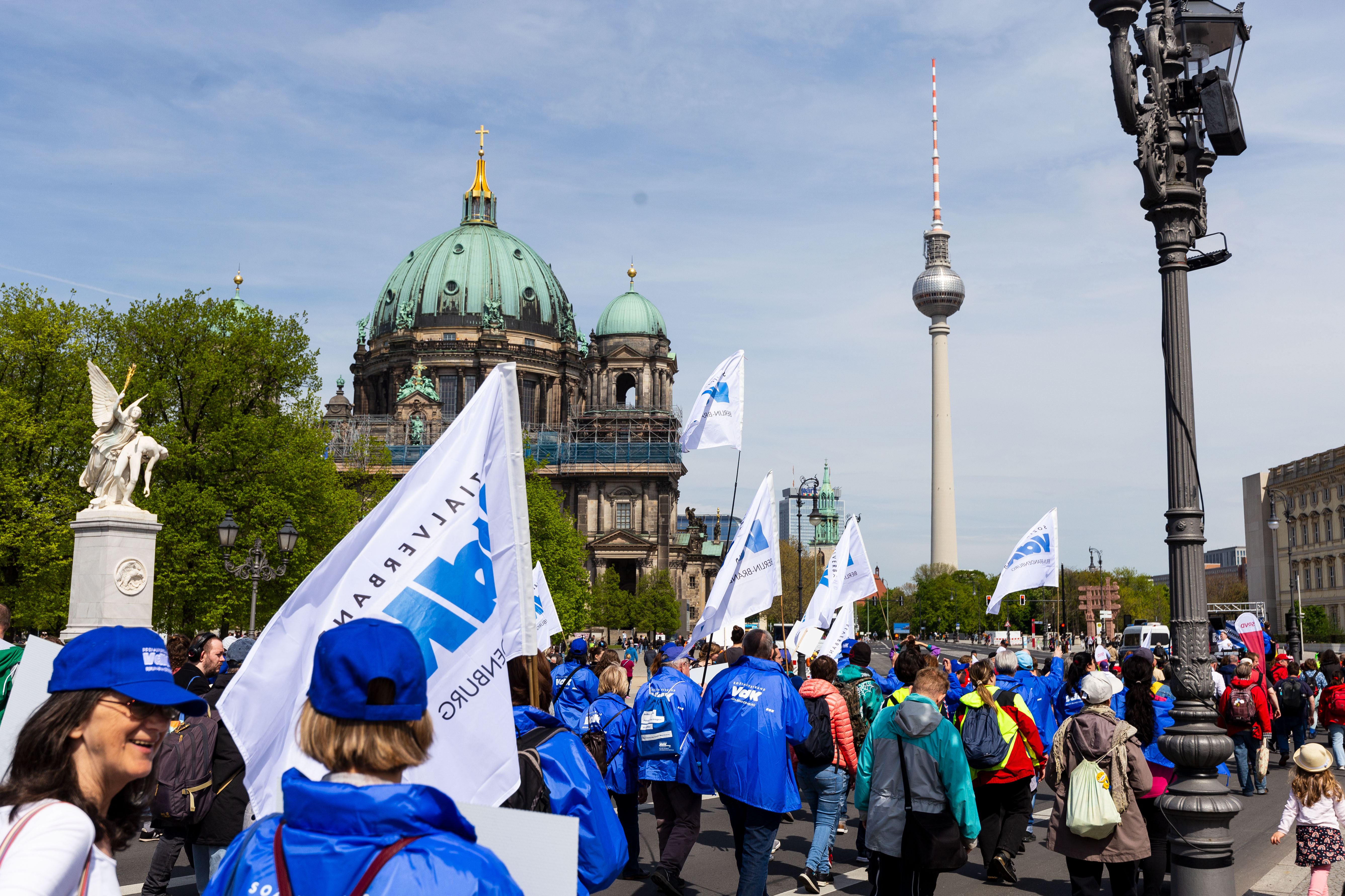 VdK-Demo am 5. Mai 2023 Teilnehmende der Demo des VdK Berlin-Brandenburg vor dem Berliner Dom am 5. Mai 2023, im Hintergrund ist der Berliner Fernsehturm zu sehen