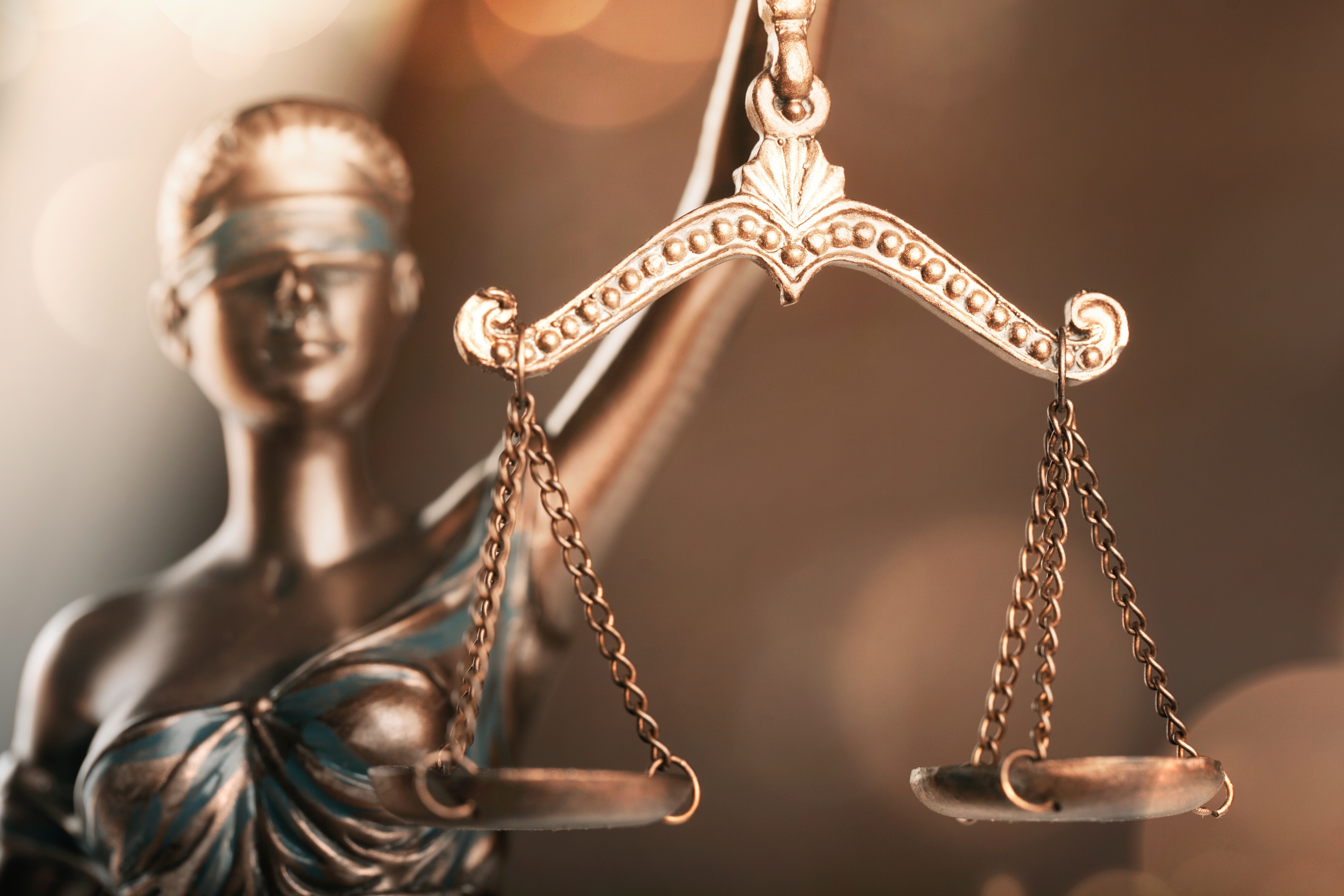 Eine Statue der Justitia aus Metall