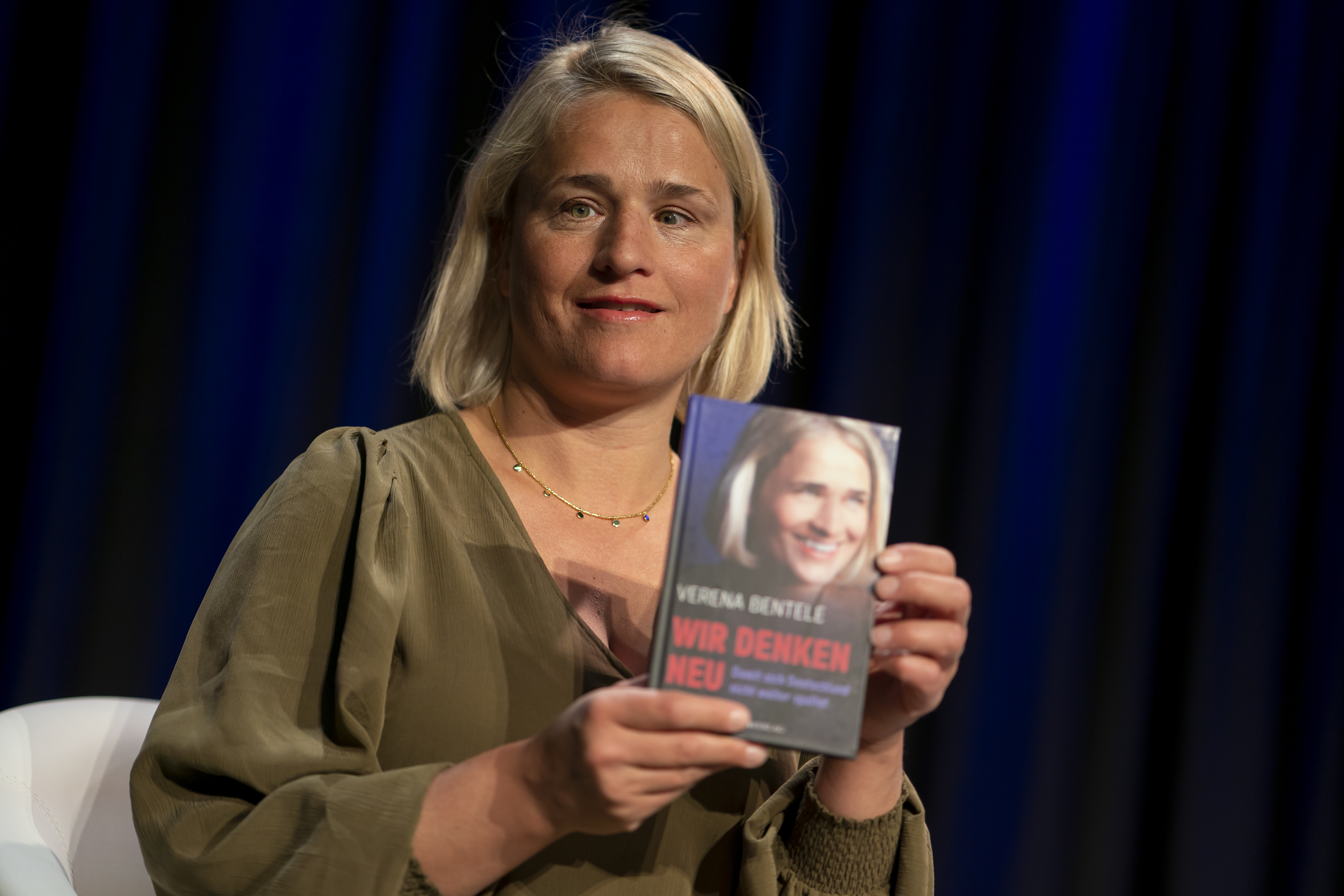 Verena Bentele hält ihr Buch "Wir denken neu" in die Kamera.