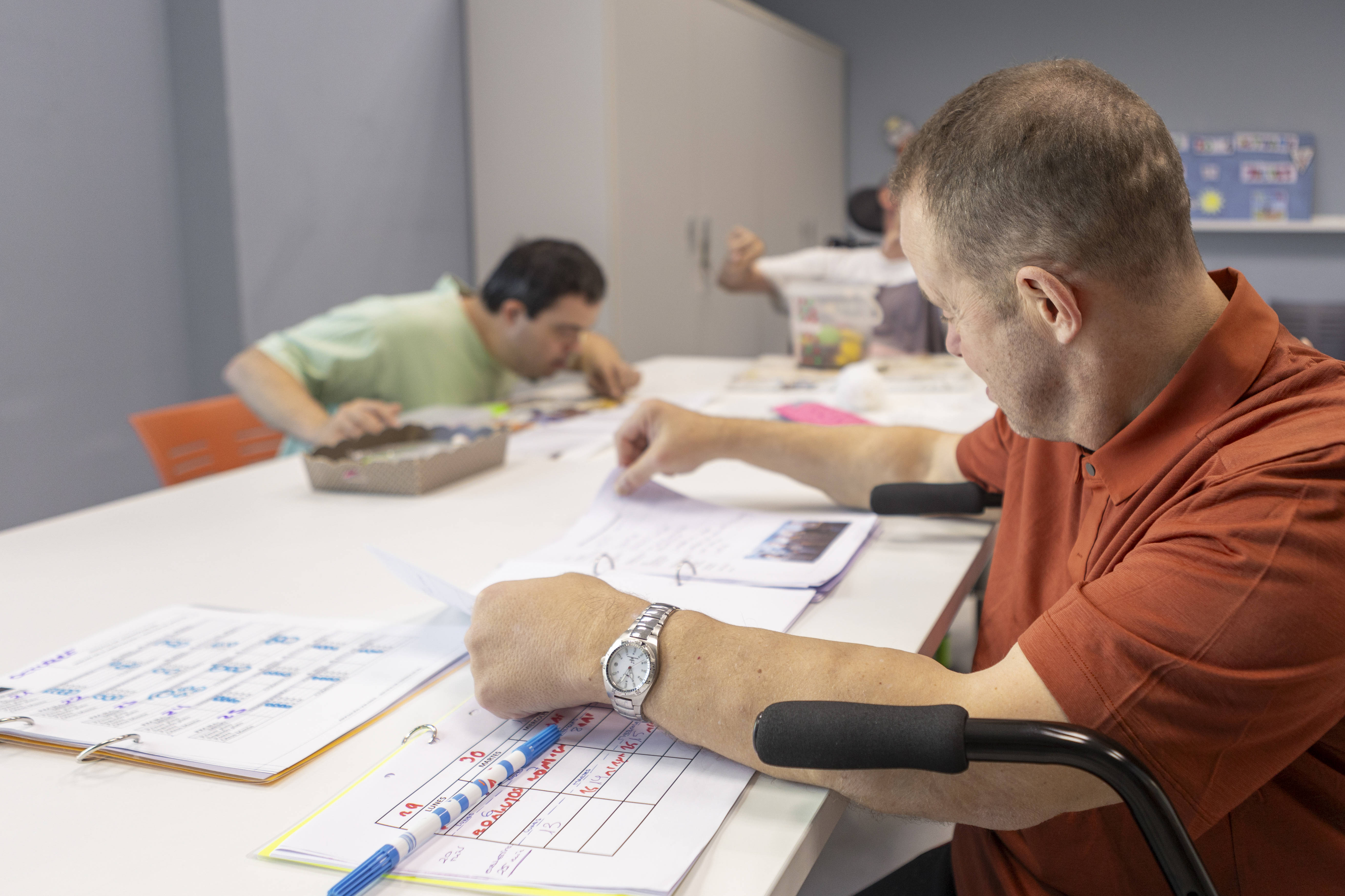 Werkstatt für Menschen mit Behinderung Mehrere Männer bei der Arbeit in einer Behindertenwerkstatt.