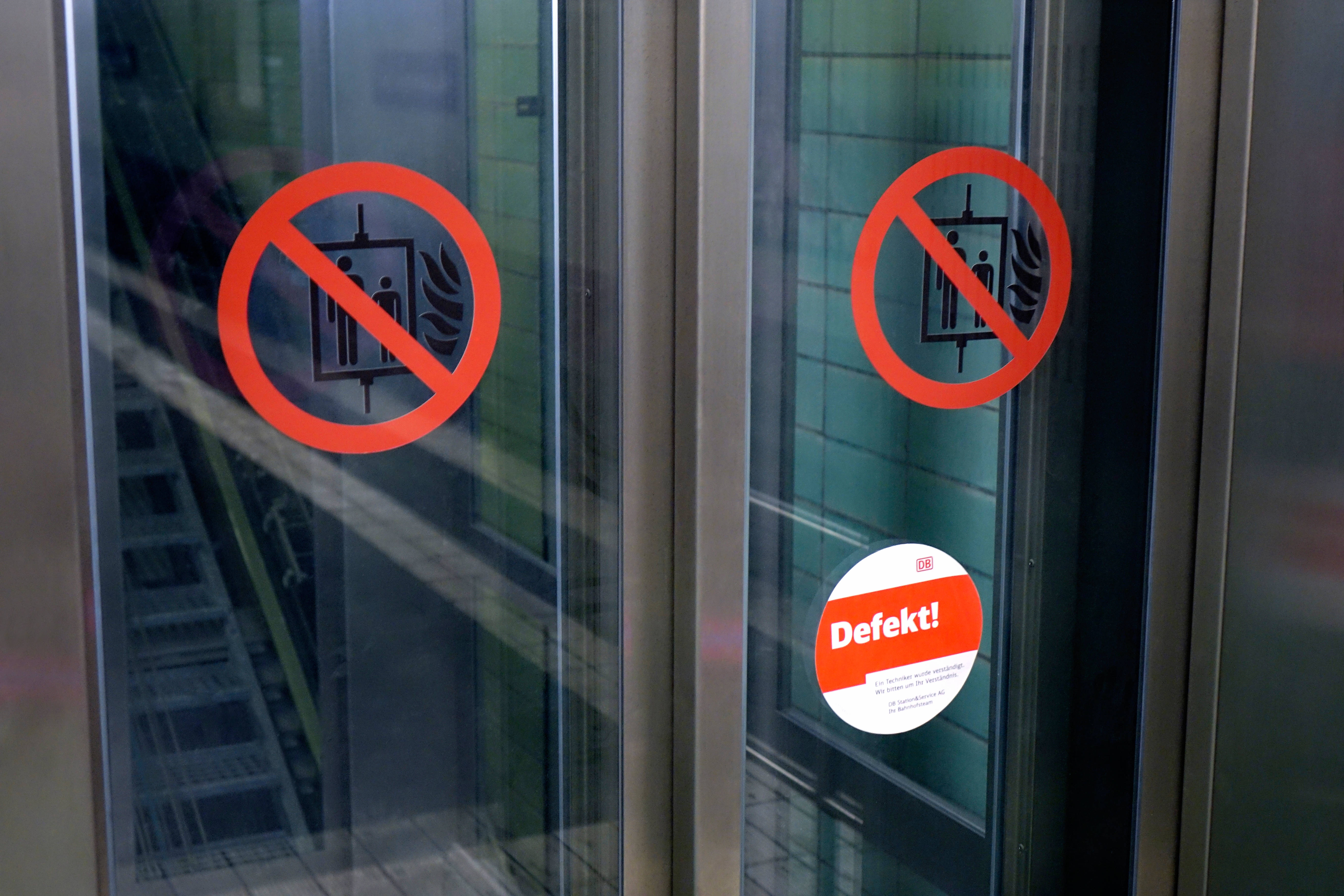 Fehlende Barrierefreiheit Ein Aufzug der Deutschen Bahn, der wegen eines Defektes außer Betrieb ist, ein Aufkleber weist auf den Defekt hin.