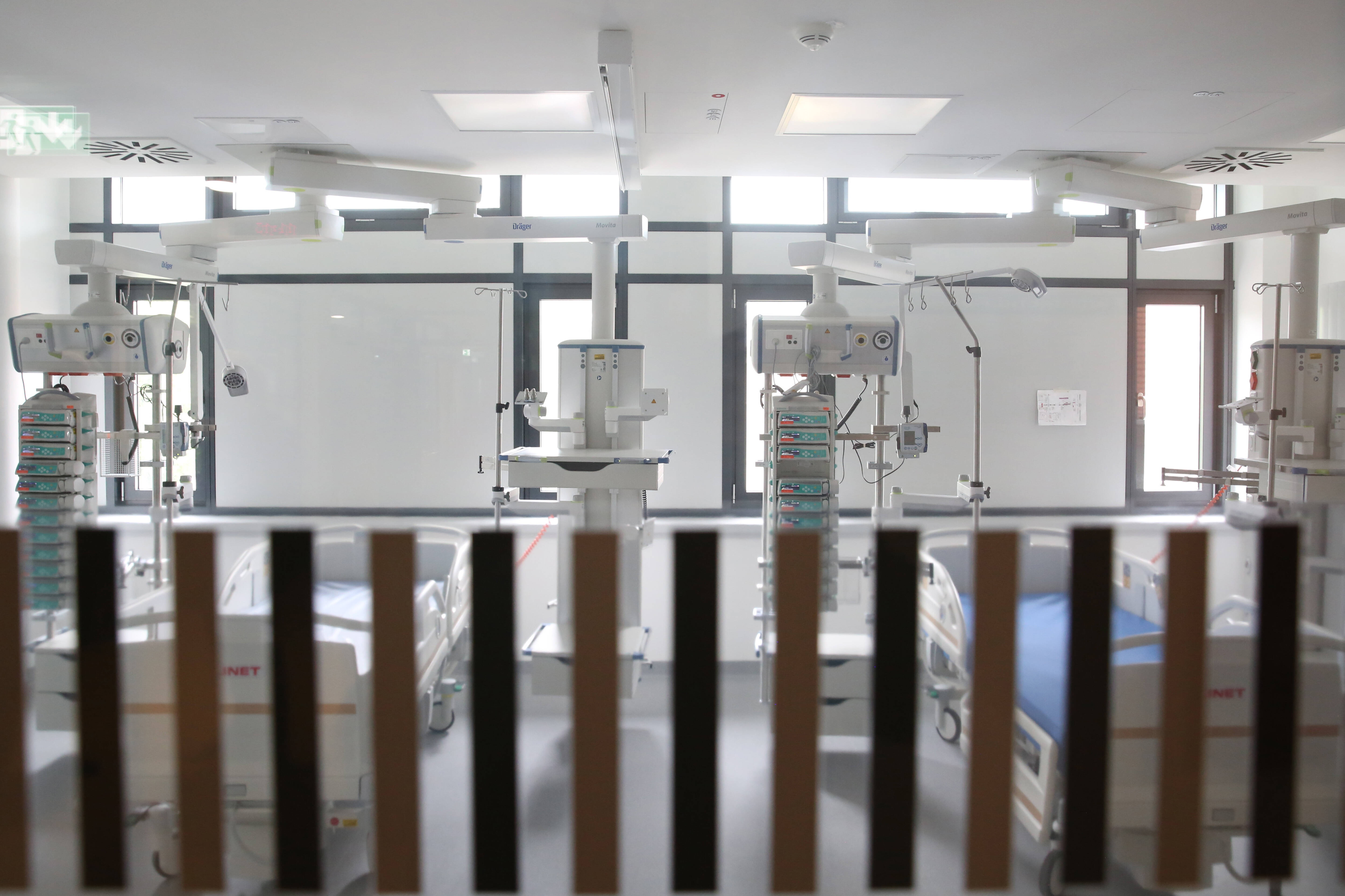 Intensivstation Intensivstation mit zwei leeren Krankenhausbetten