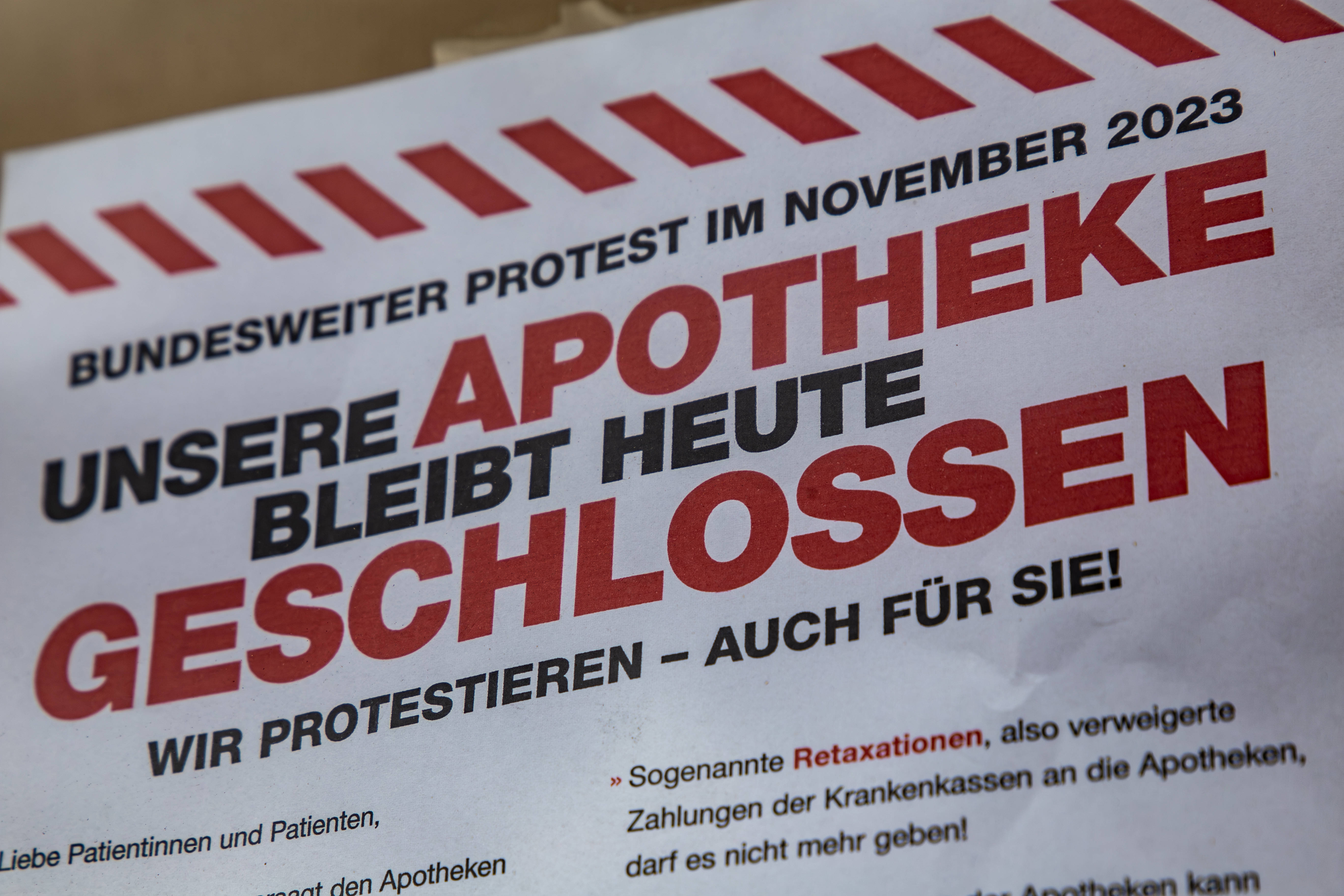 Hinweis einer geschlossenen Apotheke in Neuhofen bei Ludwigshafen. Am 15. November 2023 blieben aufgrund des bundesweiten Protesttages viele Apotheken geschlossen.