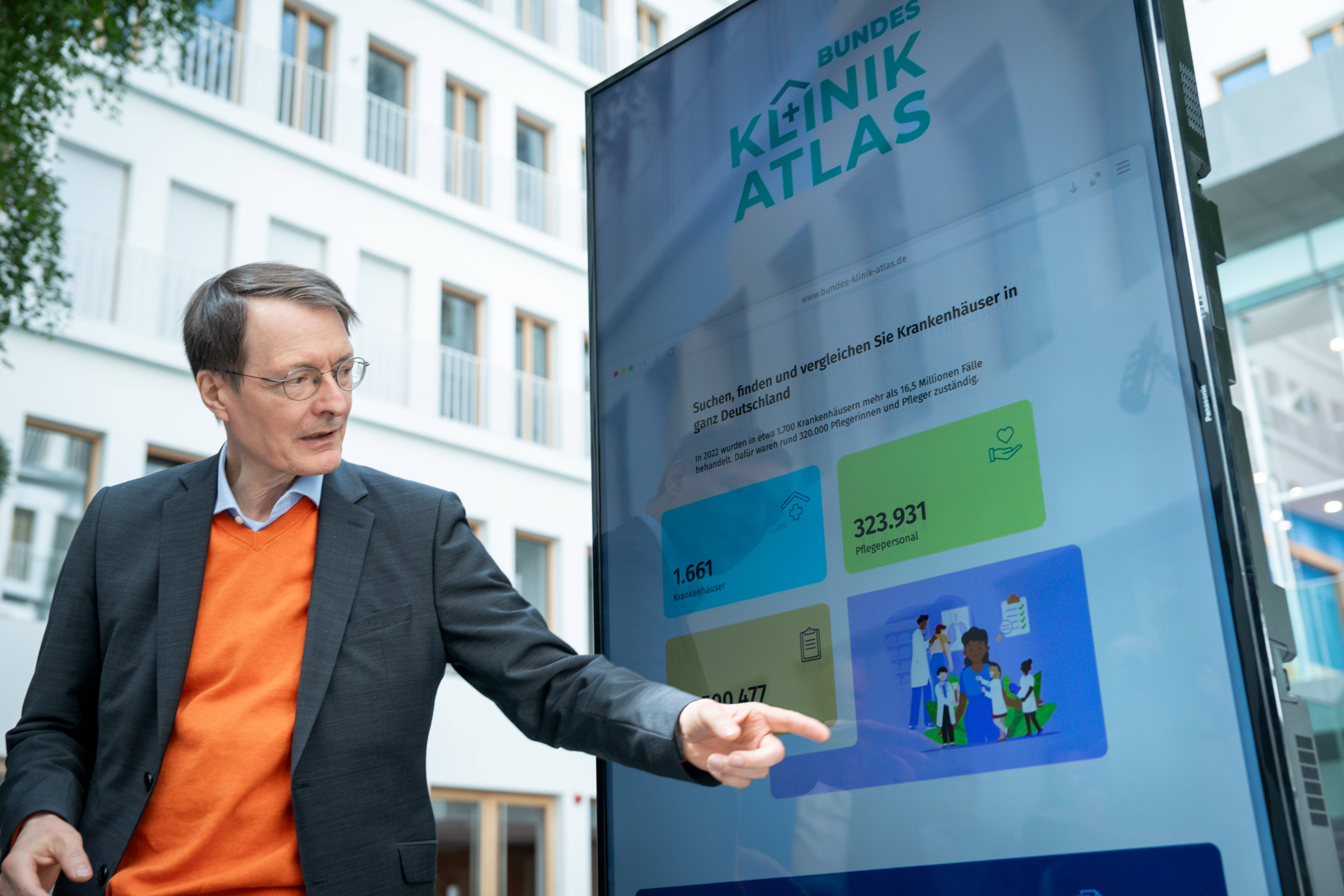 Karl Lauterbach stellt den Klinikatlas vor Karl Lauterbach steht vor einem Display und zeigt auf Grafiken des neuen Klinik-Atlas
