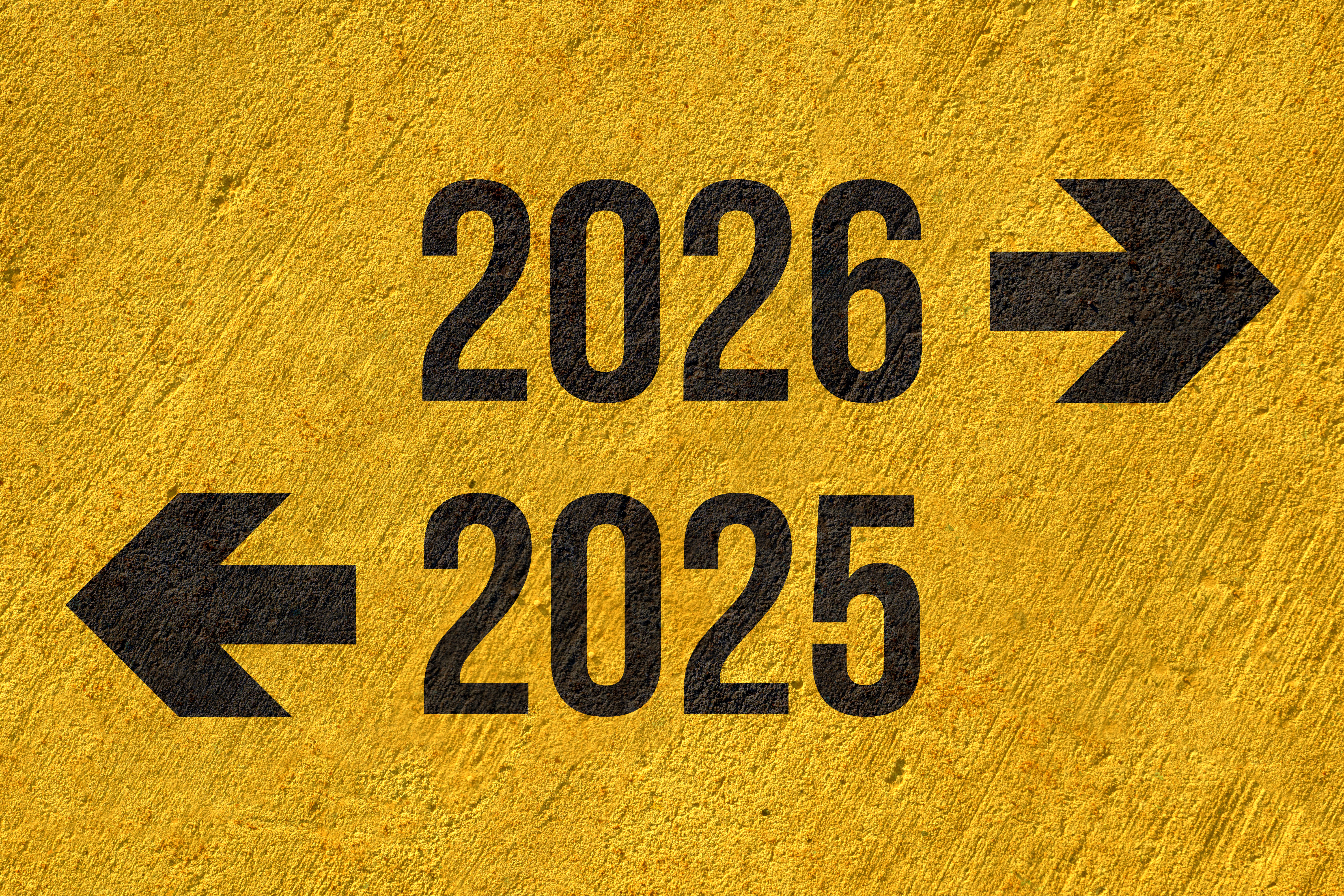 Was ändert sich 2026? Auf goldgelbem Hintergrund steht die Zahl 2026 mit einem Pfeil nach rechts und darunter die Zahl 2025 mit einem Pfeil nach links.