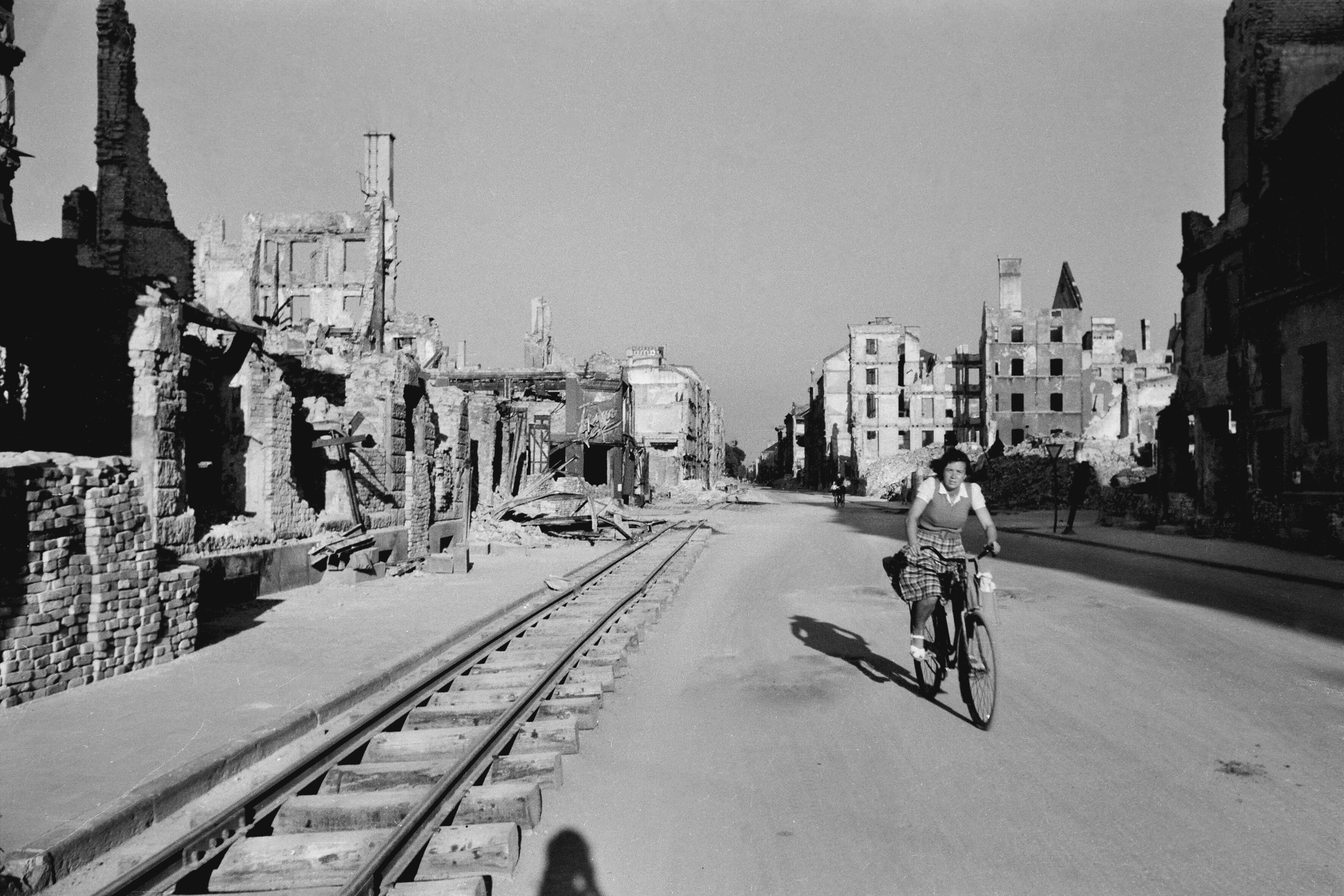Deutschland Kriegsende Das schwarzweiße Foto zeigt die zerstörte Innenstadt von München am 13.07.1945