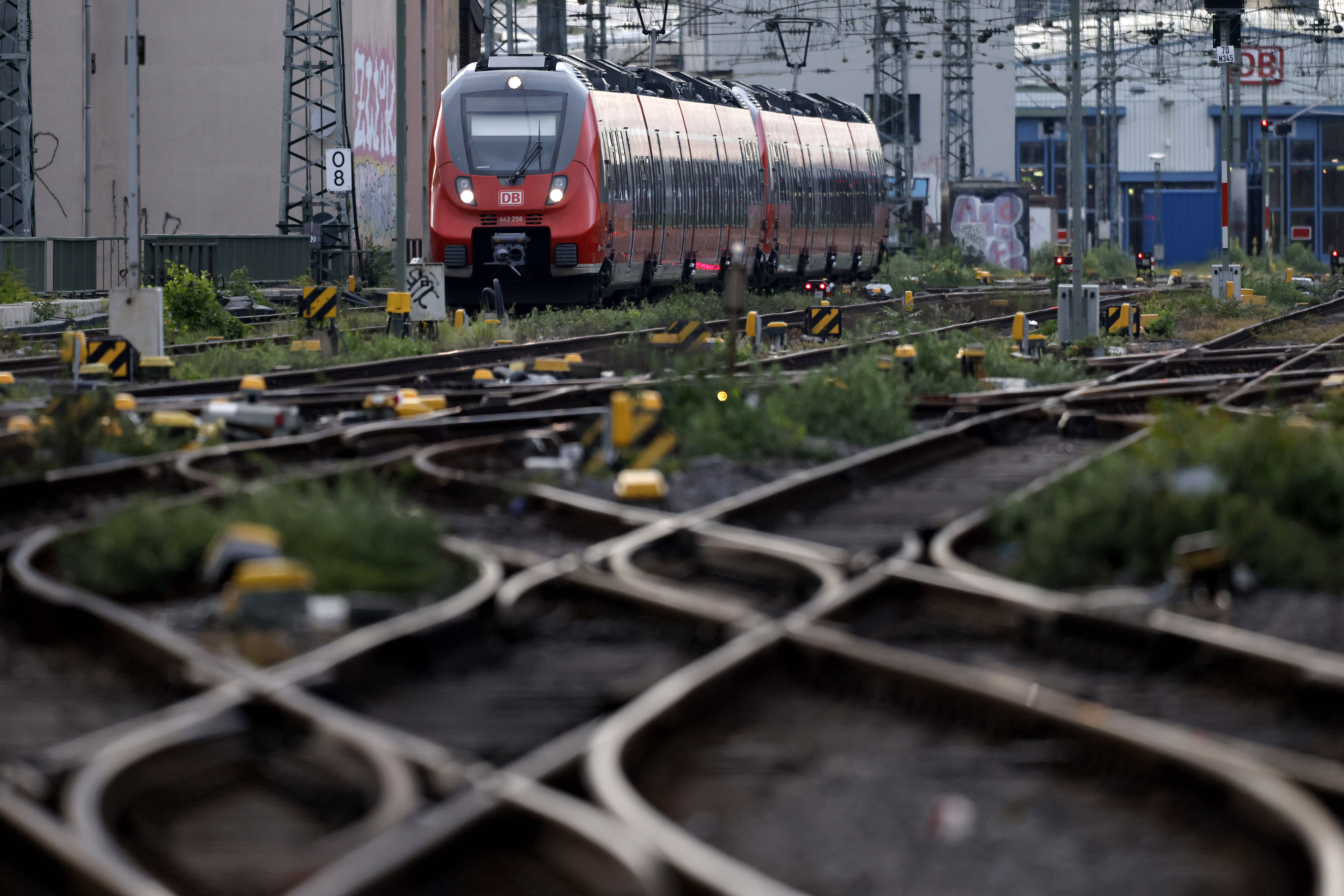 Eine Regionalbahn fährt am Kölner Hauptbahnhof, man sieht zahlreiche Gleise und Weichen der Strecke.