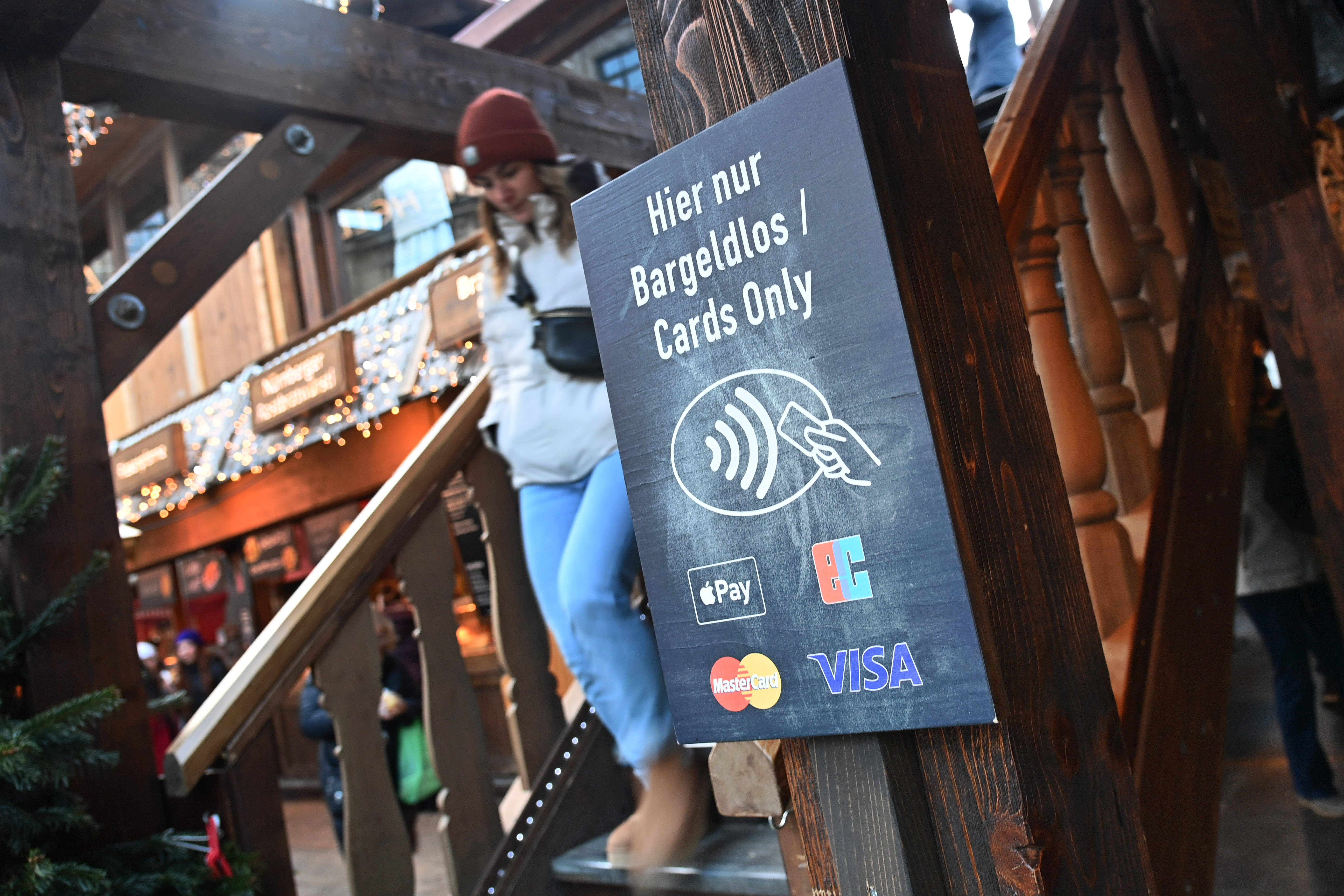 Nur Kartenzahlung Schild vor einer Treppe von einem Restaurant mit dem Hinweis "Hier nur bargeldlos, nur Kartenzahlung, kein Bargeld"