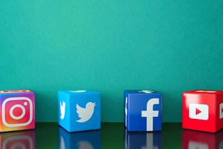Vier Würfel mit den Symbolen der sozialen Netzwerke Instagram, Twitter (X), Facebook und Youtube