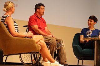 Silke Bender, Roger Hahn und Kimsy von Reischach auf der Bühne