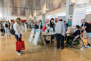 Besucherinnen und Besucher auf der Gesundheits- und Rehamesse.